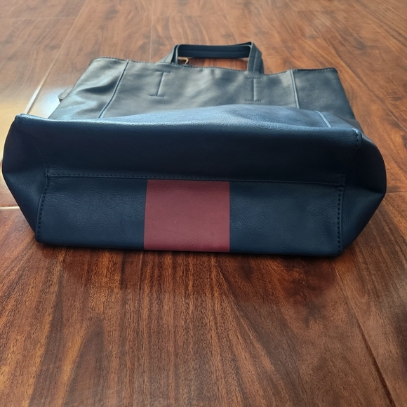 NIB casual tote bag with emblem - Picture 3 of 5